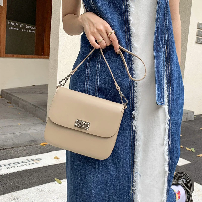 

New Small Square Bag Fashion One Shoulder Messenger Female Saddle Bag Tofu Bag Simple Zipper Compartment 2022 Tide