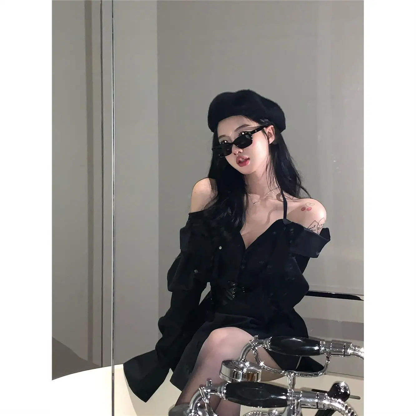 

Платье-рубашка на одно плечо с лямкой на шее, женское летнее черное платье, популярная короткая юбка с открытой спиной для девушек, подчеркивающая талию, с длинными рукавами, Skir