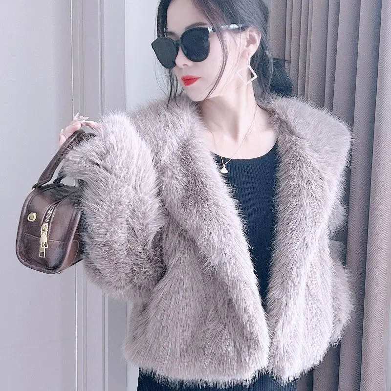 Осенне-зимнее короткое пальто с искусственным лисьим волосом