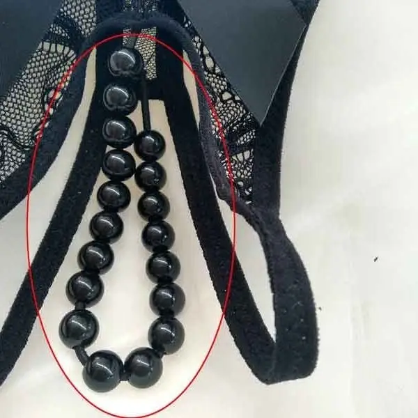 Черное женское нижнее белье от начала до снятия кружевной массажной стринги для