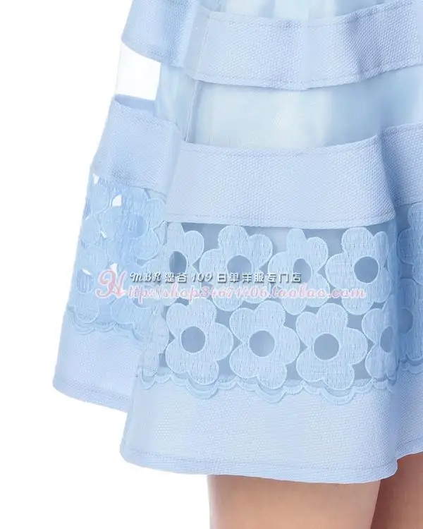 Женское кружевное мини-платье с цветочным рисунком