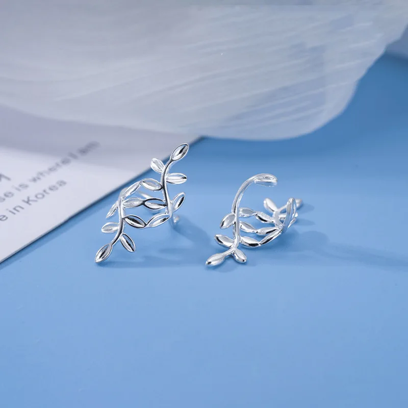 Женские серьги-клипсы в виде листьев серебристого цвета 1 шт.