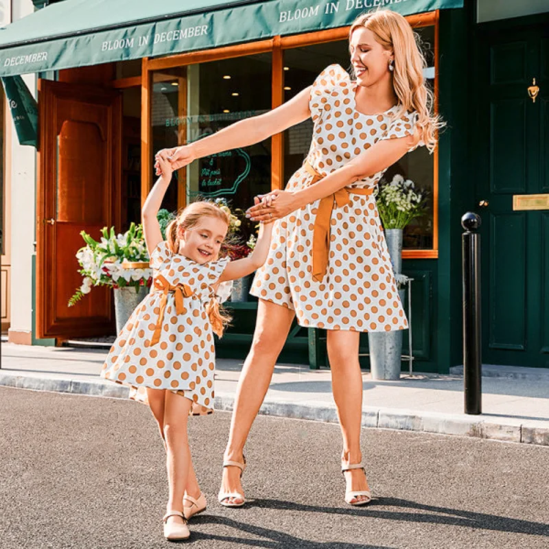 

2022 New Mommy and Me Kids Fashion Dresses for Family Matching Clothes Outfits Summer Mother Daughter Girls Dot Bow Dress