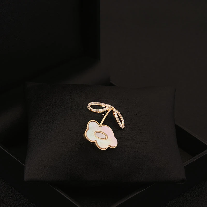 Natural Shell Cute Sunflower Brooch Women Shirt Suit Accessories Exquisite Niche Pin Neckline Buckle Fashion Jewelry Gifts 6005