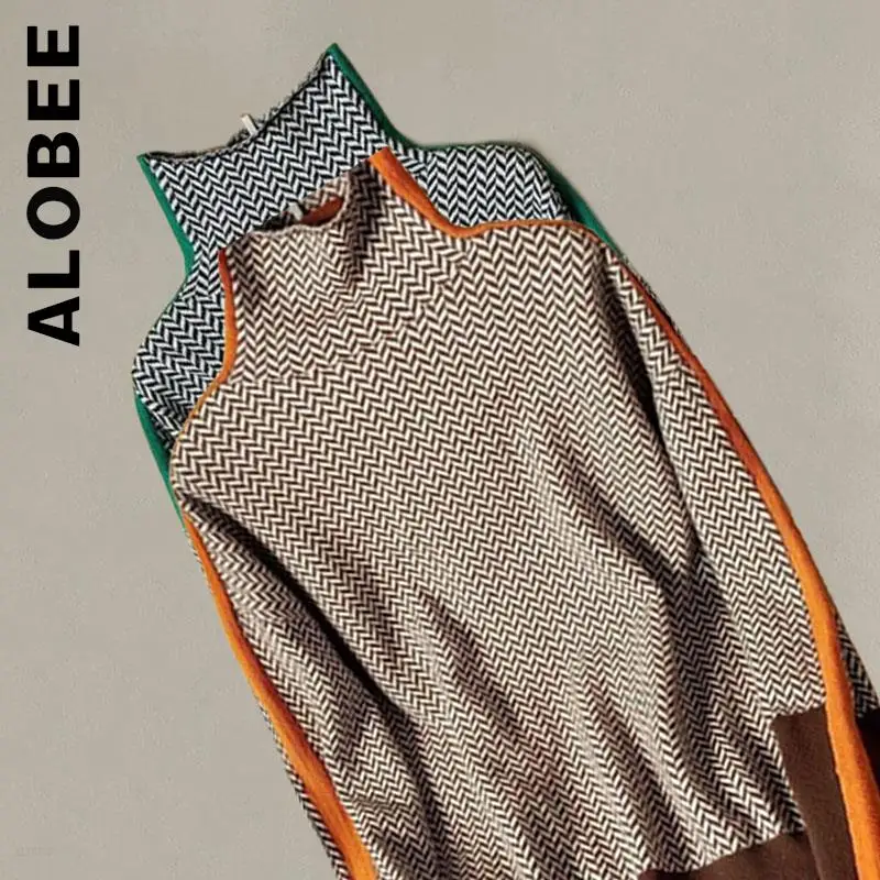 

Женский трикотажный свитер-водолазка с высоким воротником