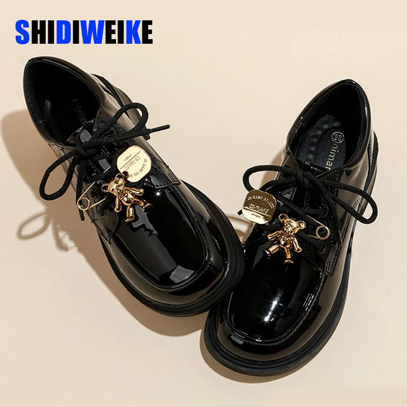 

SDWK/кожаные туфли с круглым носком весенне-осенние женские лоферы из лакированной кожи на среднем каблуке, украшенные цепочкой и металлическим медведем; Обувь на платформе
