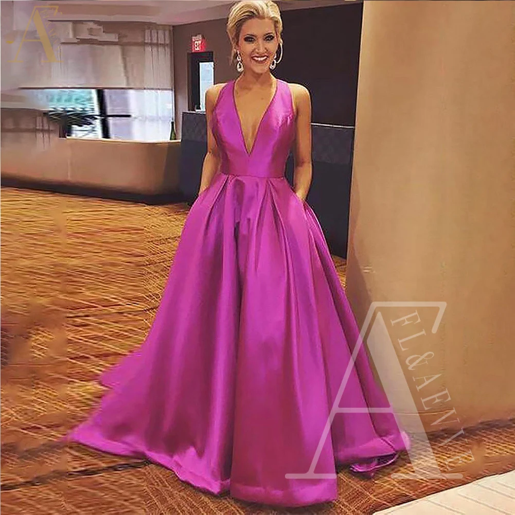 

Женское атласное платье с глубоким V-образным вырезом