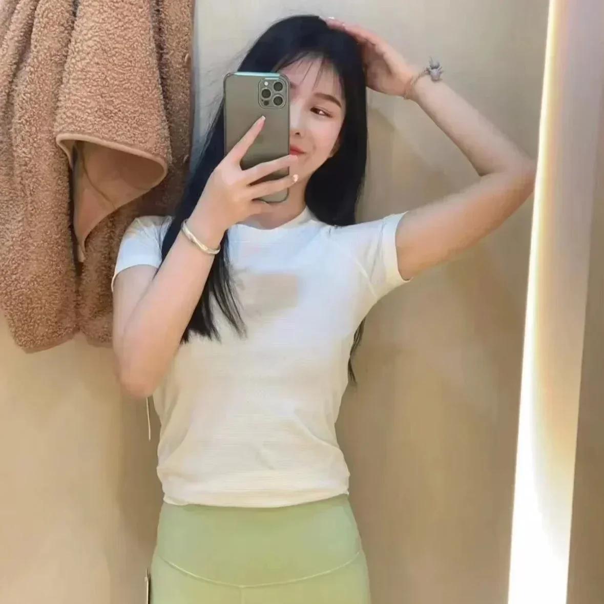 Фото Женская футболка Lemon Women Short Edition Swiftly Tech с коротким рукавом, дышащая, быстросохнущая, 2.0, для йоги и фитнеса №3