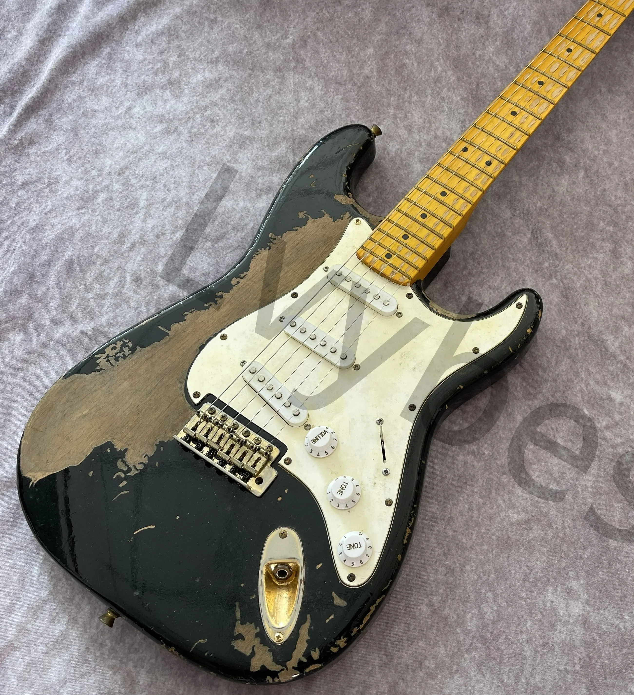 Lvybest электрогитара Relic черного цвета с желто-кленовым грифом и в черный горошек