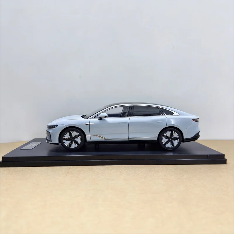 Фото Масштабная модель автомобиля Lantu Chasing Light Car VOYAH из сплава, 1:18, для коллекции №2