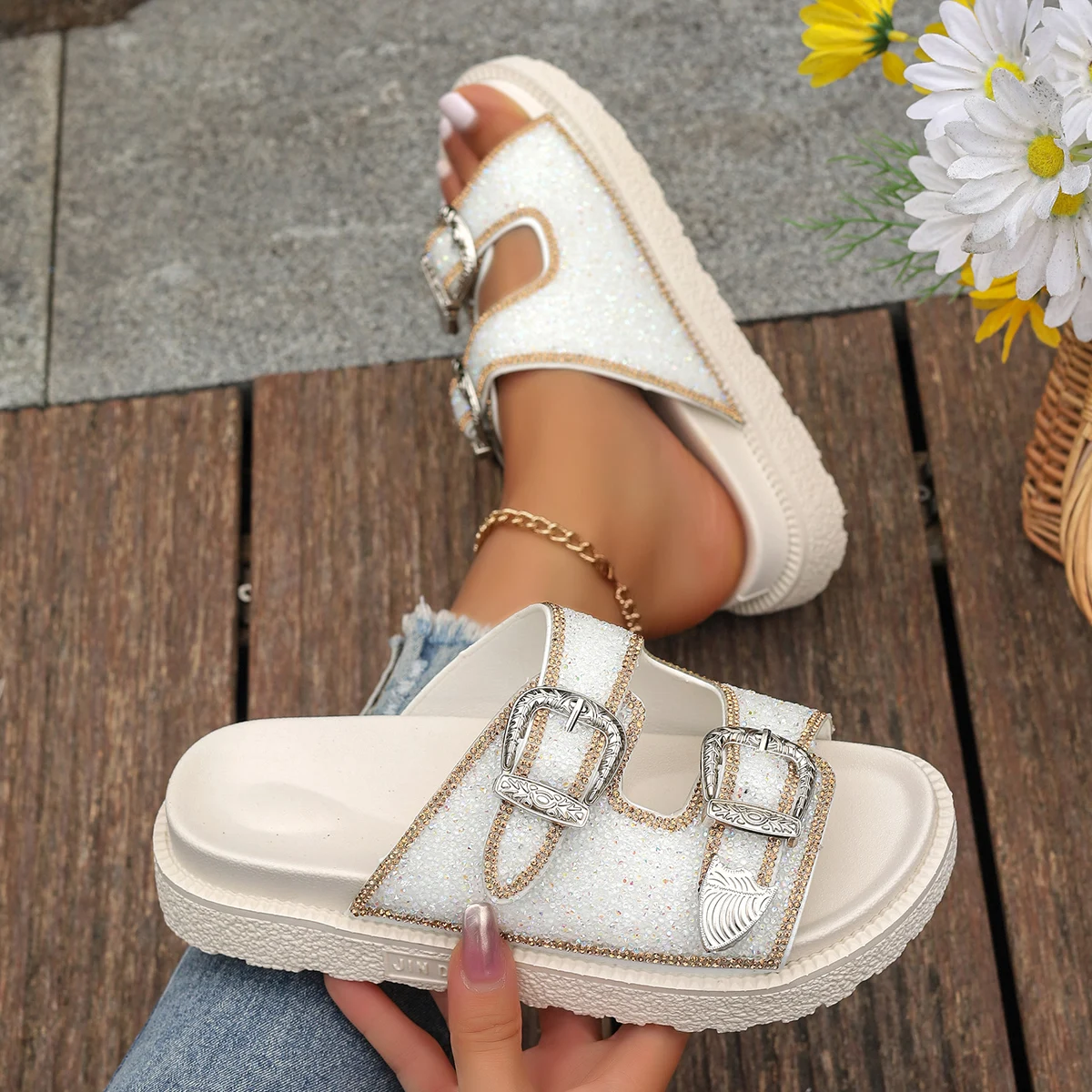 Женские тапочки в стиле панк сандалии с декором и пряжкой летние открытым носком