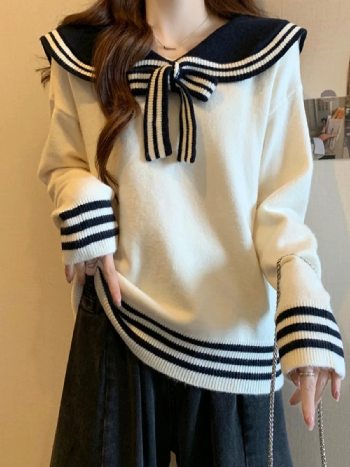 Супер красивый фиолетовый свитер с темно-синим воротником в консервативном