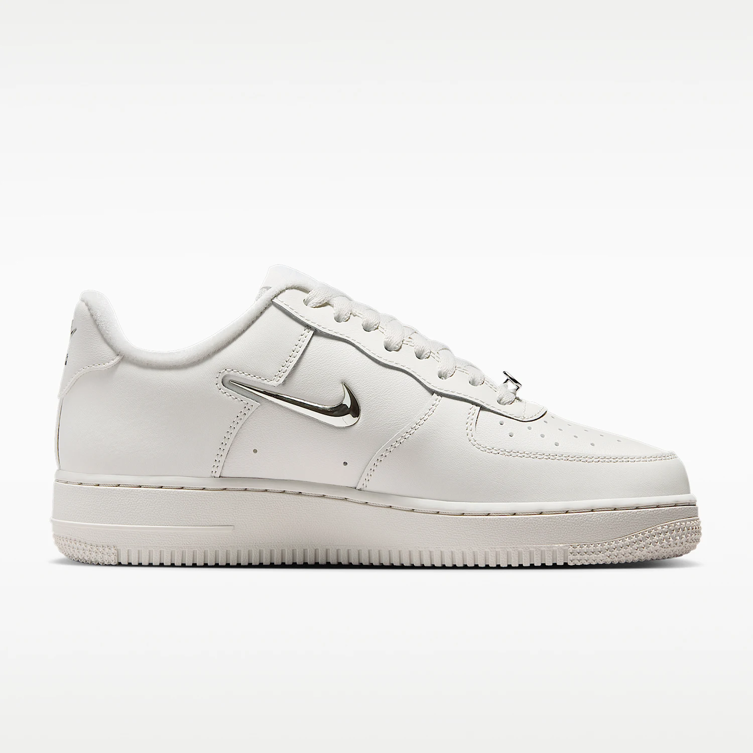 Фото Оригинальные женские классические нескользящие кроссовки Nike Air Force 1 на шнуровке IU7558-030 №3