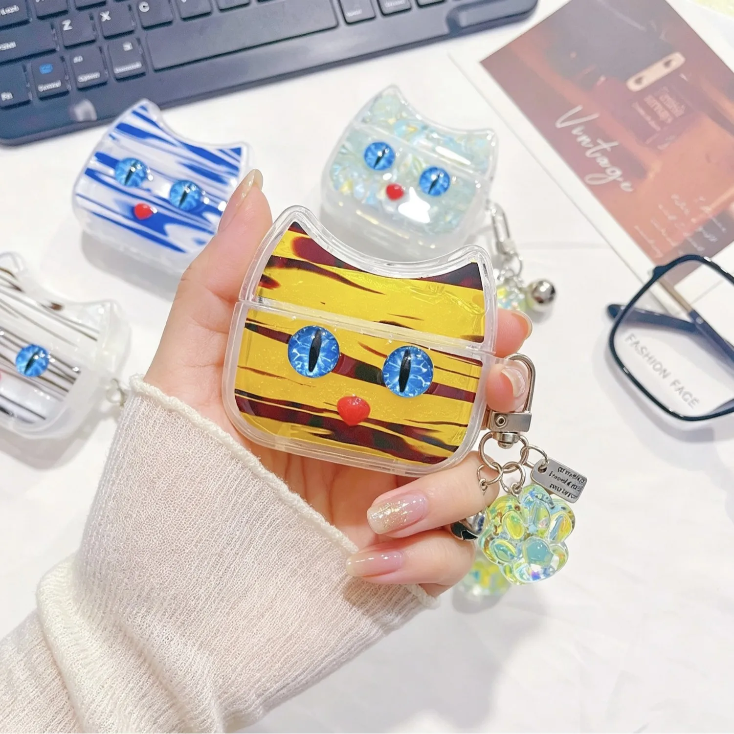 Фото Милый 3D-чехол для наушников в форме кошки для AirPods Pro 2 3 4, прозрачный защитный чехол с большими глазами и брелоком в виде лапы с колокольчиком №3