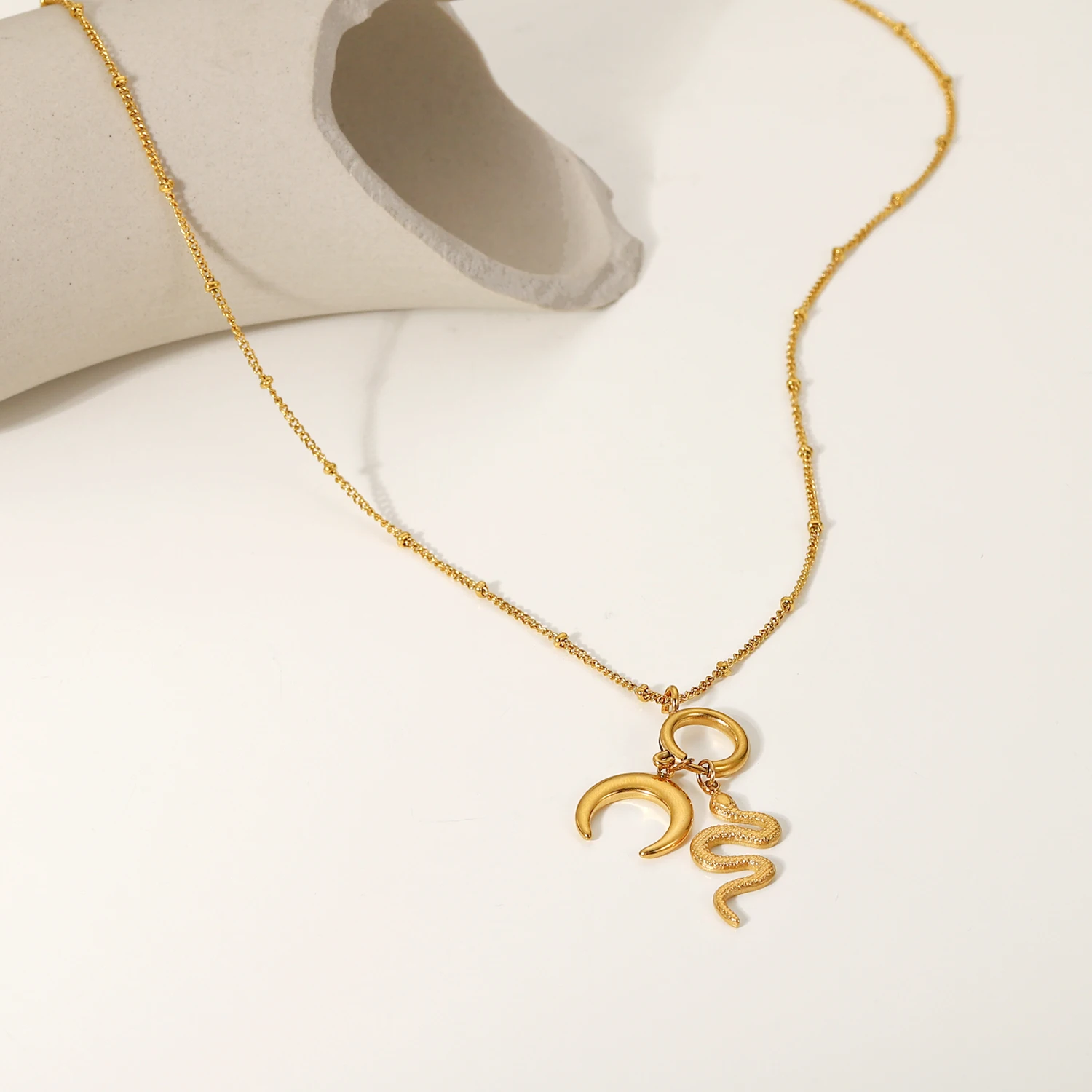 Дешевое колье из нержавеющей стали с подвеской "Луна-змея" на цепочке из золотых бусин 18 карат для женщин, модное ювелирное изделие.