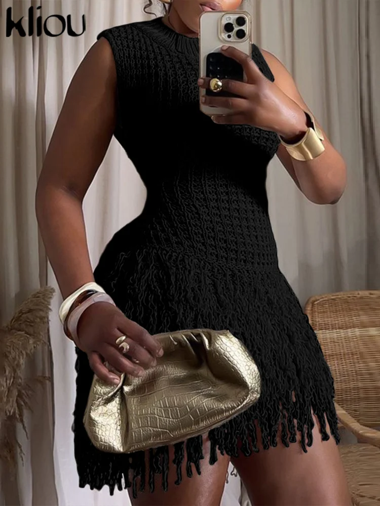 Женское мини-платье с кисточками и круглым вырезом без рукавов