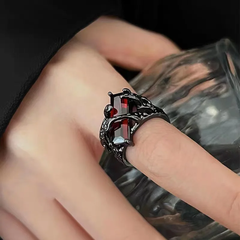 

Кольцо с рубином женское, индивидуализированное винтажное нишевое дизайнерское кольцо на указательный палец с темной ажурной текстурой в стиле панк
