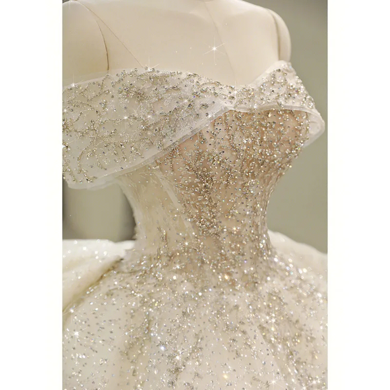 Изысканное белое свадебное платье с вырезом лодочкой без рукавов блестящее