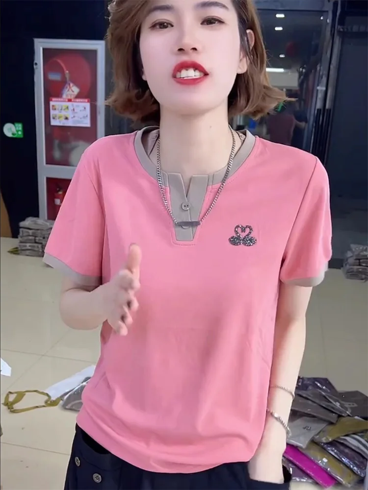 Осенняя модная футболка с коротким рукавом и V-образным вырезом в виде маленького