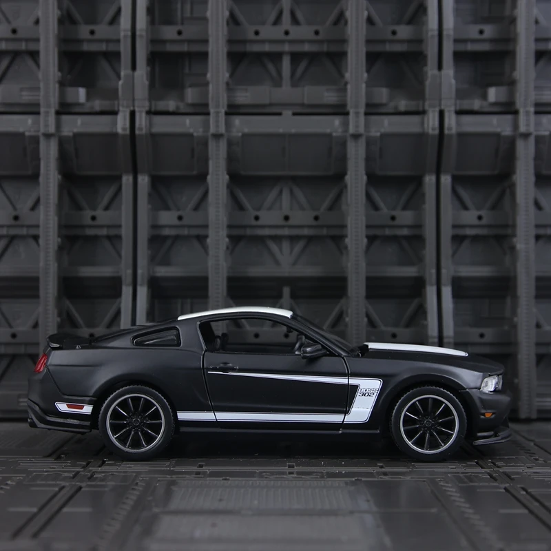 Фото Модель автомобиля Maisto 1:24 Ford Mustang BOSS 302 из сплава, с открывающимися дверями и капотом, богато детализированная, тонкой работы. №5