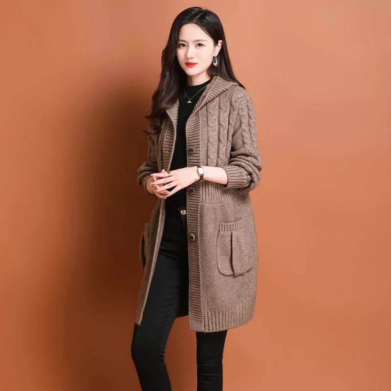 Женский жаккардовый вязаный кардиган темно-серый объемный с капюшоном в стиле