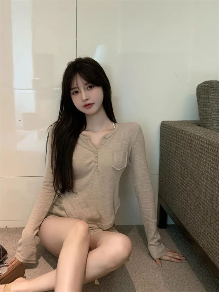 Одежда женские топы с V-образным вырезом простые приталенные футболки 2024 серая