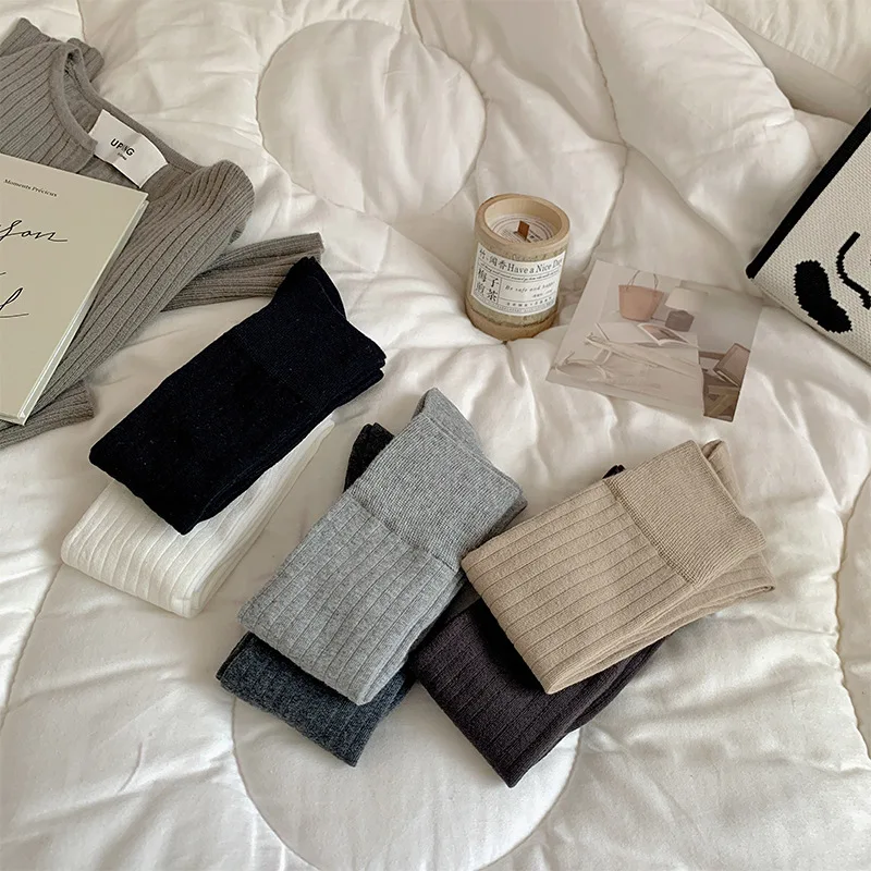 Рисунок 5 - Белые носки до середины икры для женщин