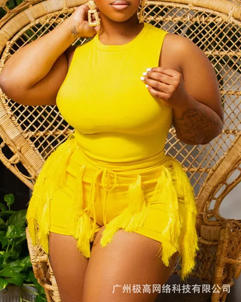 

Женский комплект из майки с круглым вырезом и шорт с бахромой