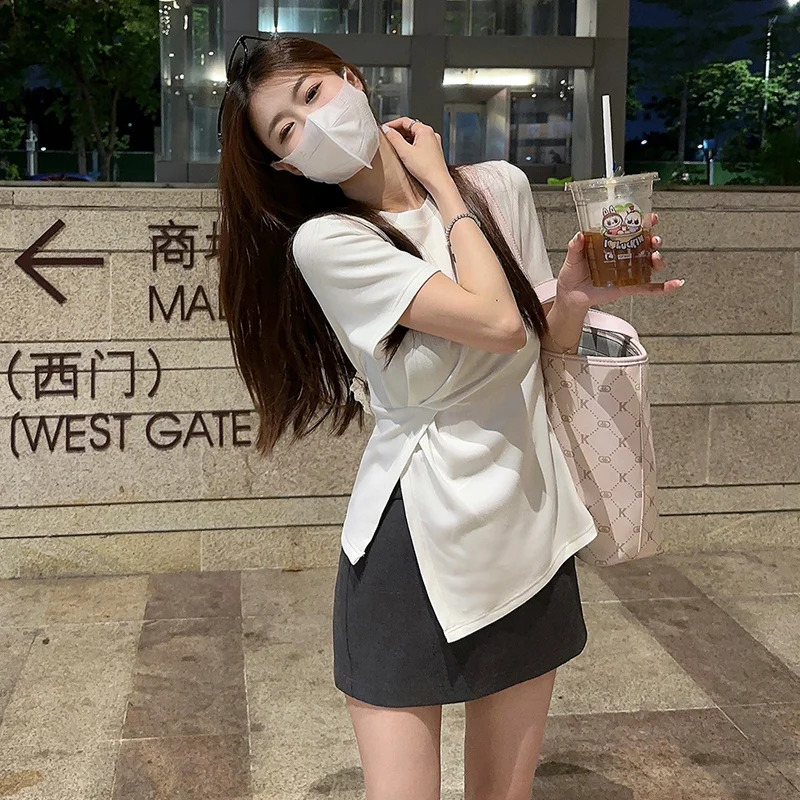 Женские футболки с коротким рукавом и нерегулярным боковым разрезом