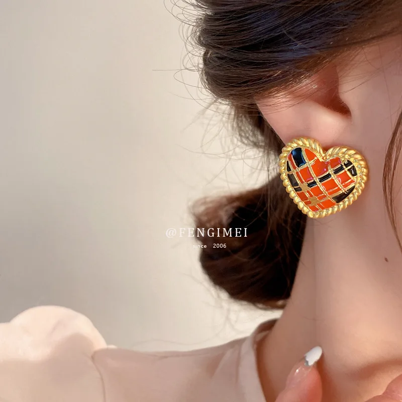

Japanese and Korean Style Black and Red Contrast Plaid Love Earrings Fashionable Temperament Design Earrings Retro New Earrings