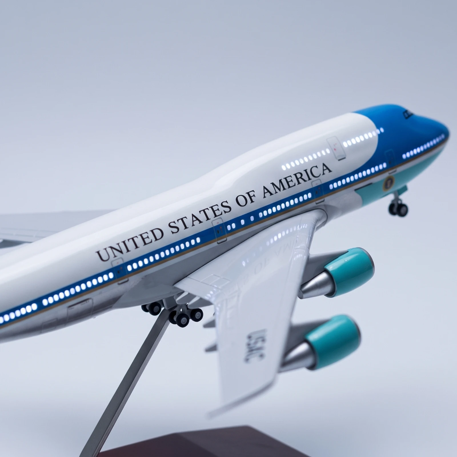 Фото Модель самолета Air Force One, готовая к демонстрации, модель Boeing 747, настольная, премиум-класса, для любителей авиации, декор для офиса. №1