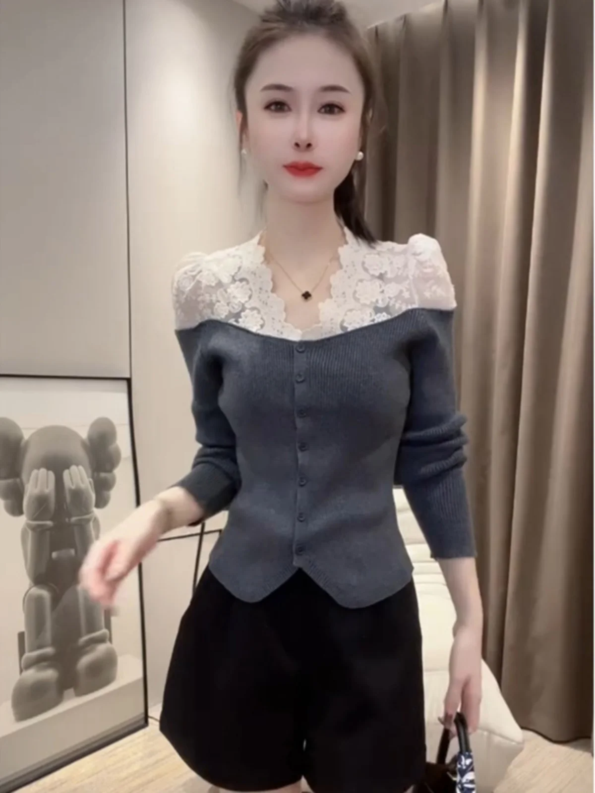 Корейский вязаный женский топ с вырезами и кружевной строчкой осень зима 2024