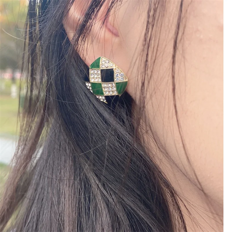 

Новые ретро корейские решетчатые квадратные блестящие серьги-гвоздики с цирконием для женщин, красивые простые серьги из сплава, женские м...