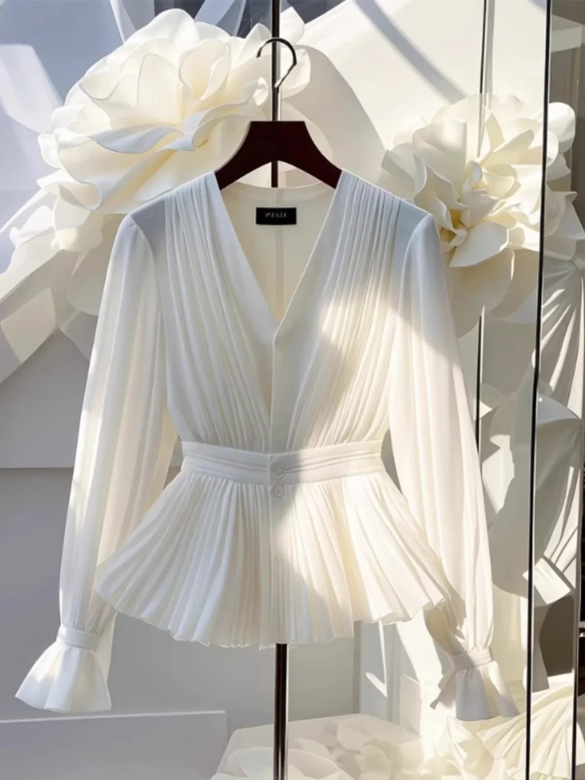 Женская блузка с V-образным вырезом длинным рукавом