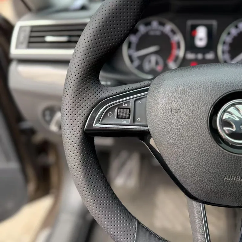 Фото Черный кожаный чехол на руль автомобиля для Skoda Fabia Citigo Karoq Rapid Kodiaq Scala Octavia Roomster Superb Yeti 2013-2019 №2