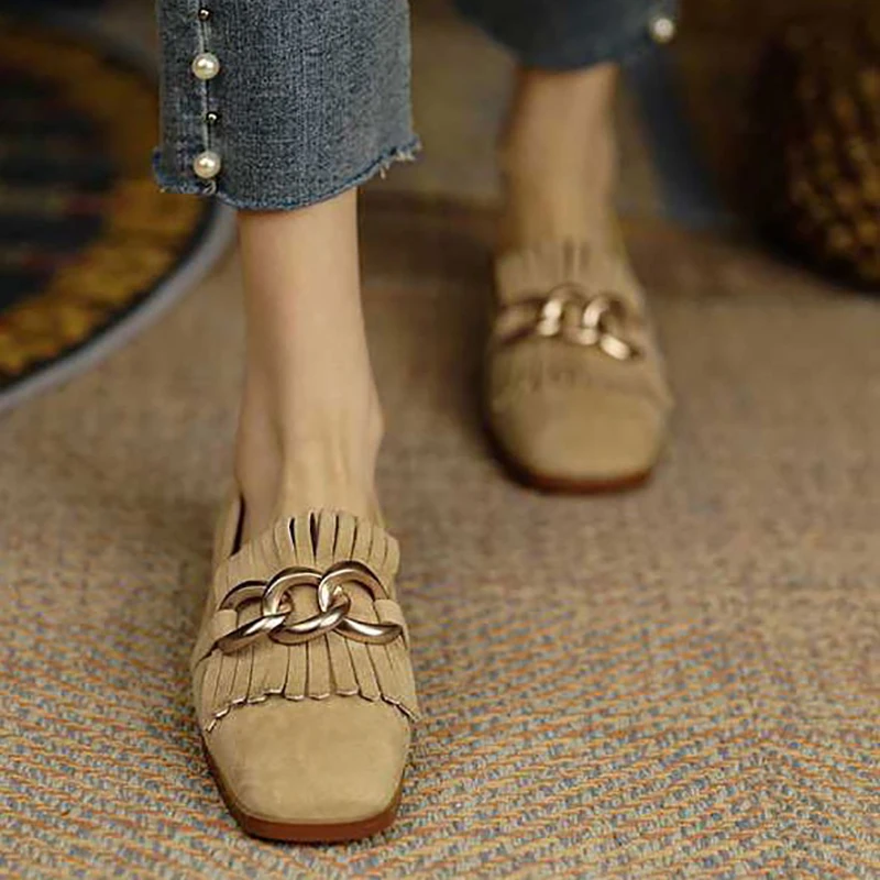 

Женские замшевые лоферы, однотонные туфли на плоской подошве, с металлическим украшением, без застежек, квадратный носок, бахрома, лоферы, осень