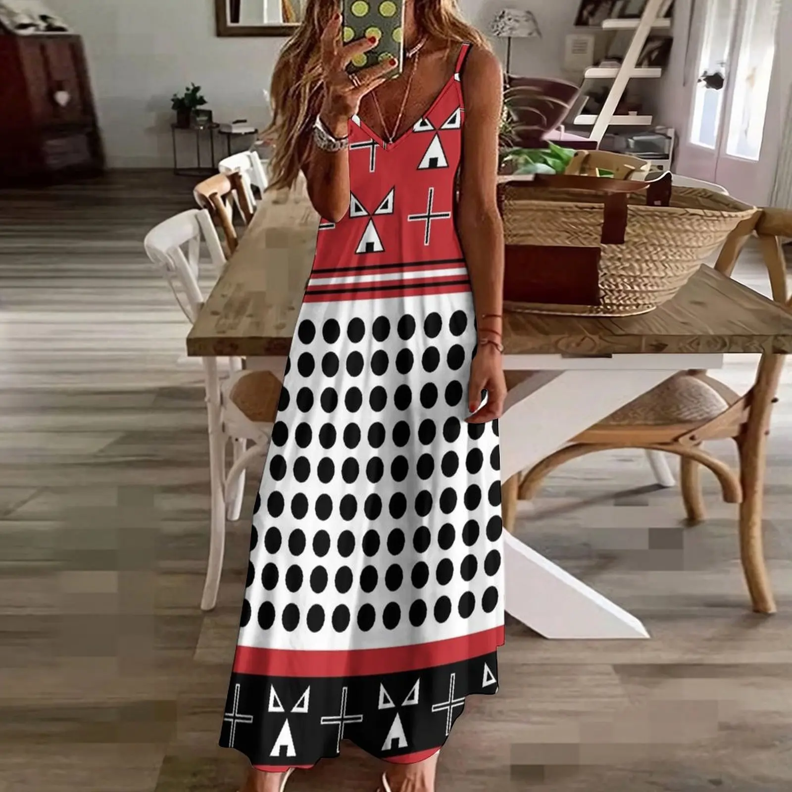 Длинное платье без рукавов с крестами и типисом для выпускного вечера 2025 года