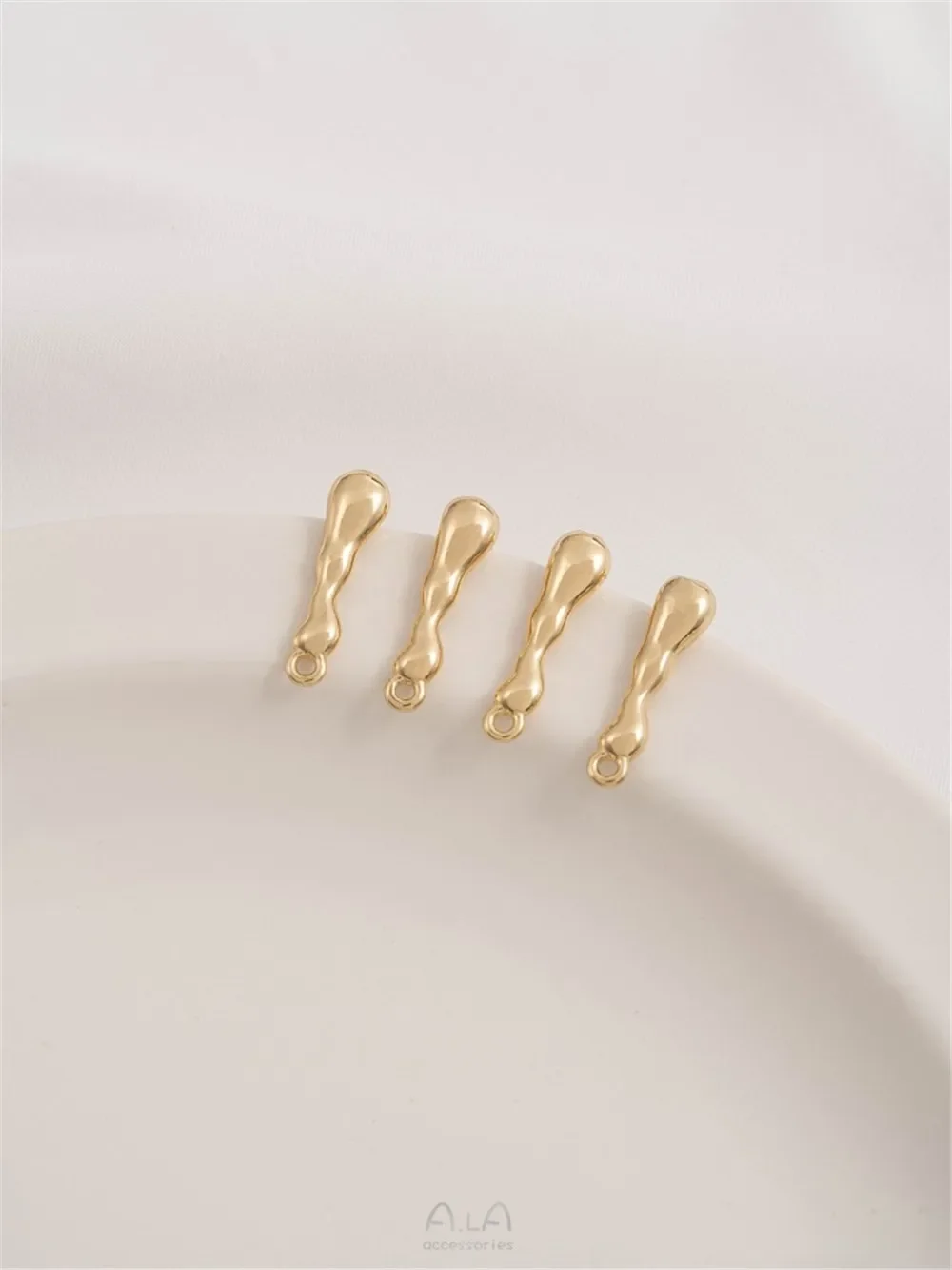 Необычные караст-капли воды в обертке из 14-каратного золота с подвесными