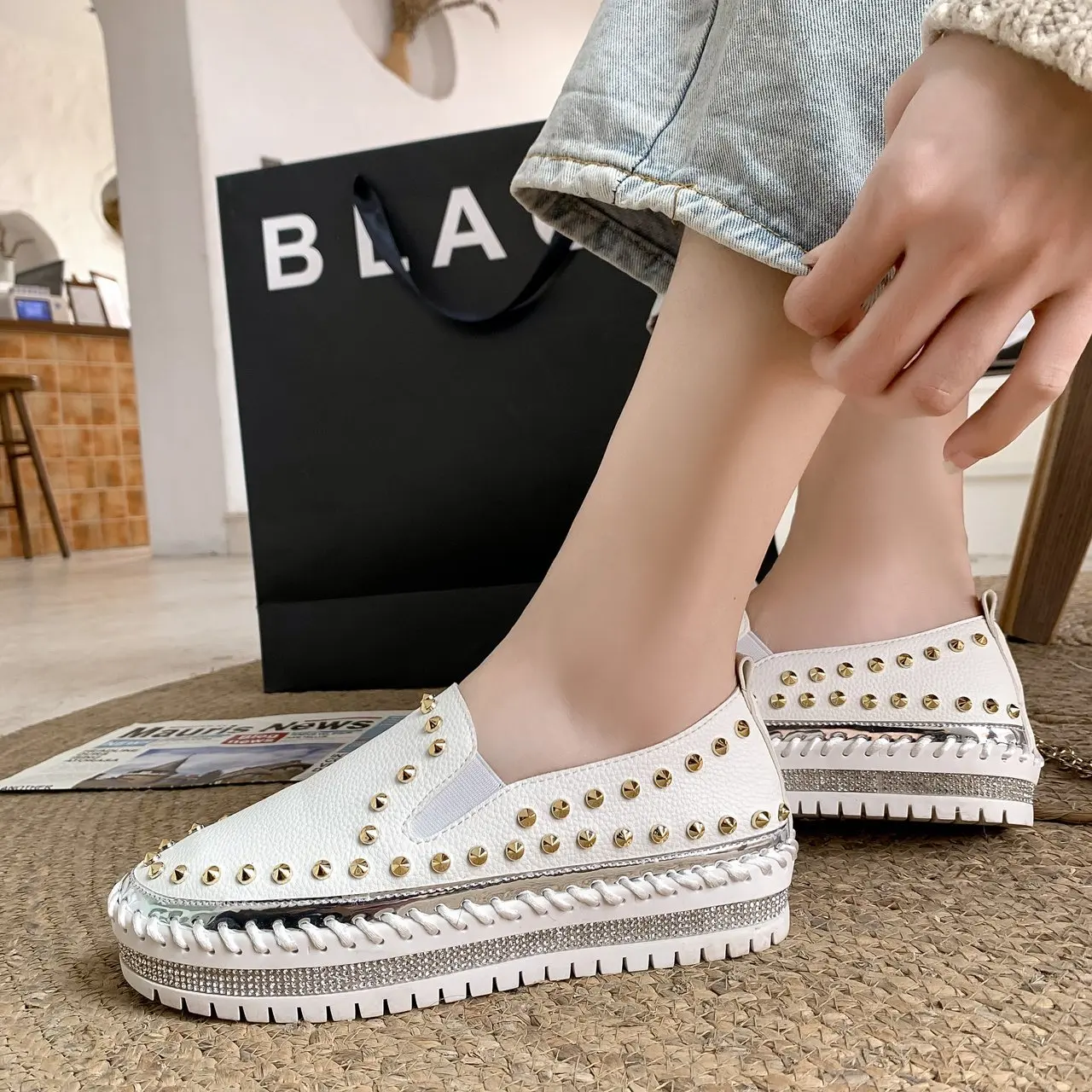 

Women Flat Shoes Casual Studded Flats Luxury Brand Rivet Loafers Platform Woman Shoes Slip on Big Size 41 42 43 Spikes Studded