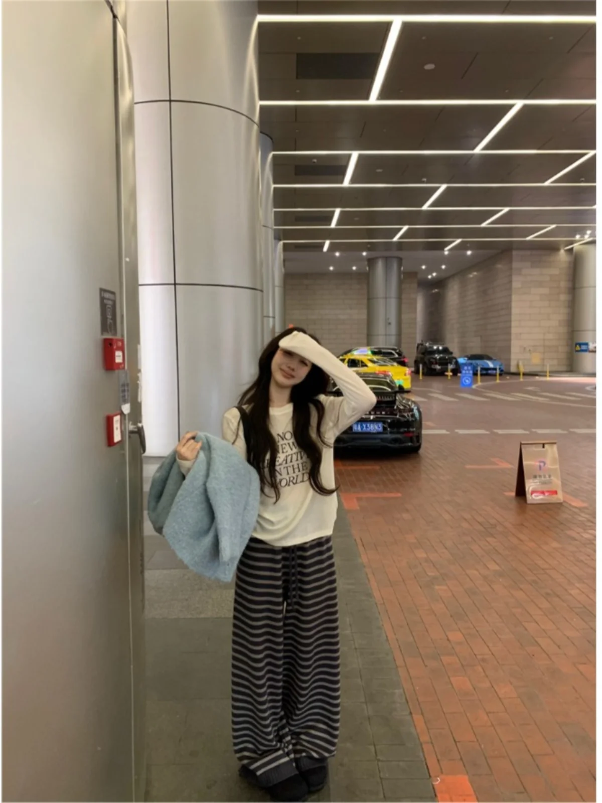 Мягкий клейкий синий повседневный модный свитер верхняя одежда женская зима 2024