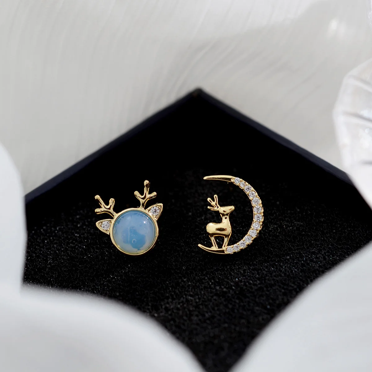 

Серьги-гвоздики нишевые дизайнерские серьги милые маленькие свежие и милые серьги в форме лося для пожилых девушек серьги в виде Луны с мяг...