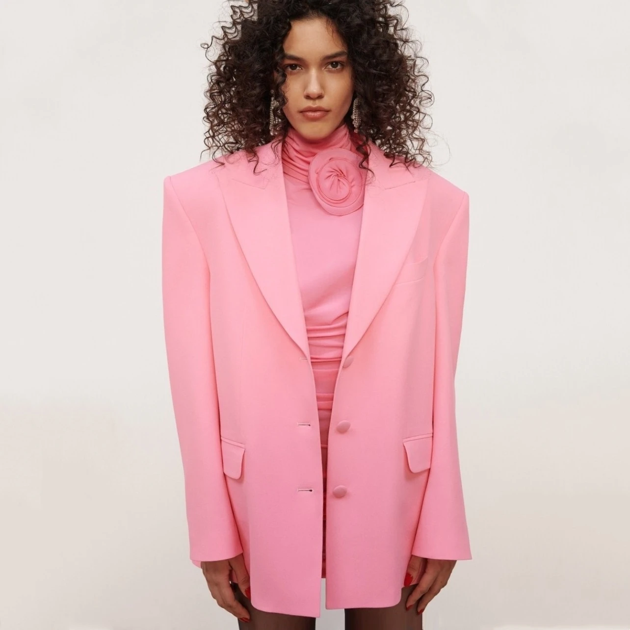 

Новинка 2023, летнее женское розовое платье с коротким рукавом и высоким воротом, плиссированное облегающее мини-платье, вечернее платье