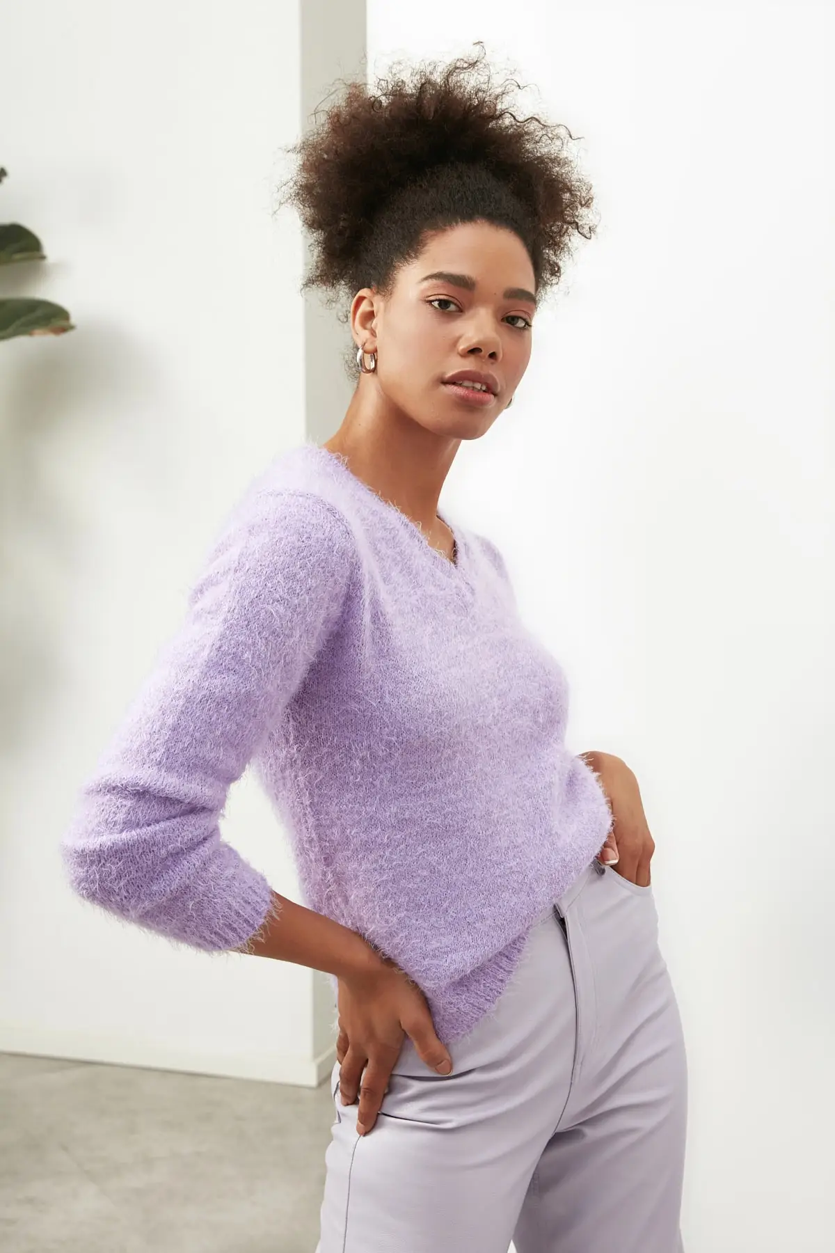 

Trendyol V Collar Knitwear Sweater TWOAW22KZ2869