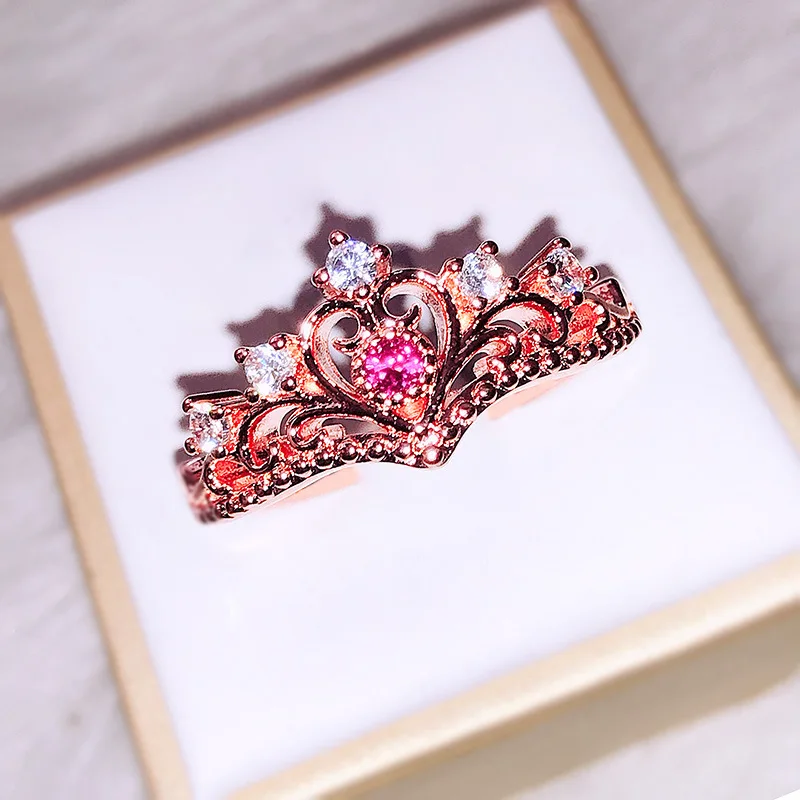 

Женское кольцо с открытой короной и кристаллами цвета розового золота