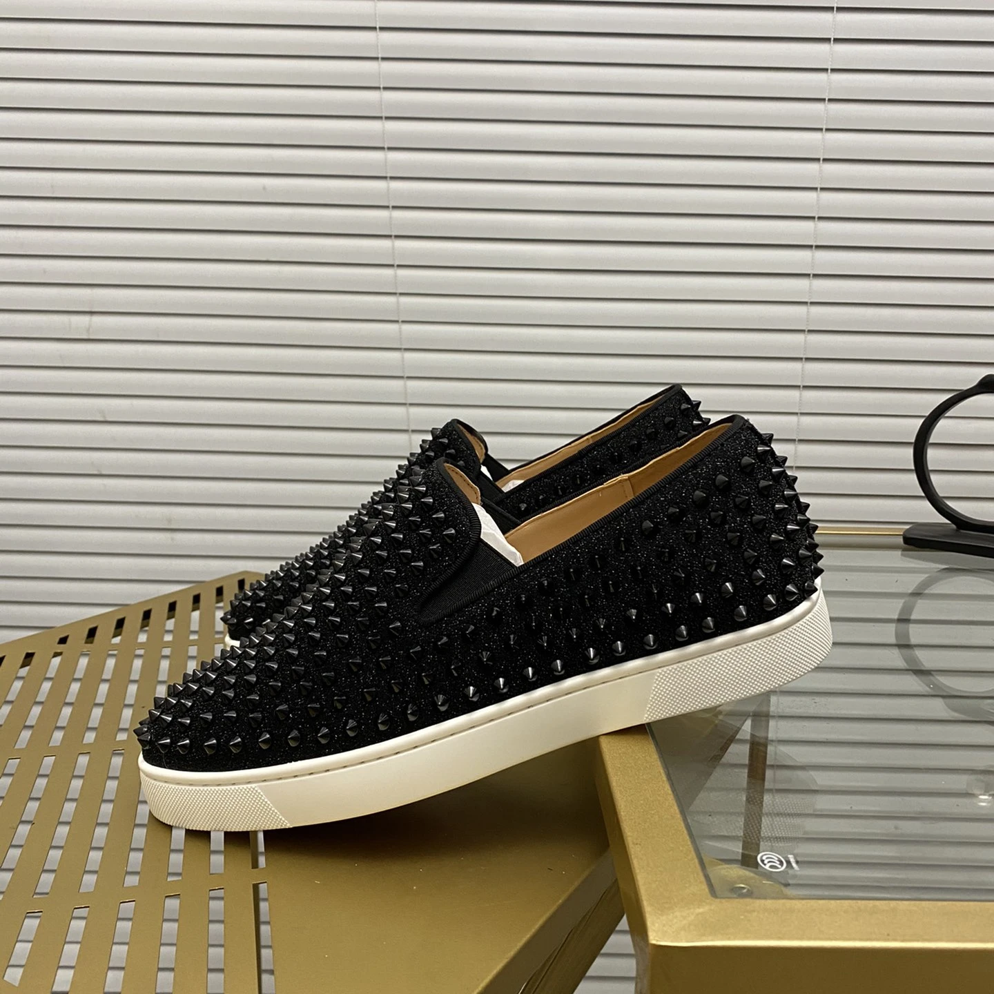 

Весенние кроссовки с заклепками на плоской подошве и низким верхом, мужские красные кроссовки с шипами, женские лоферы, большие размеры