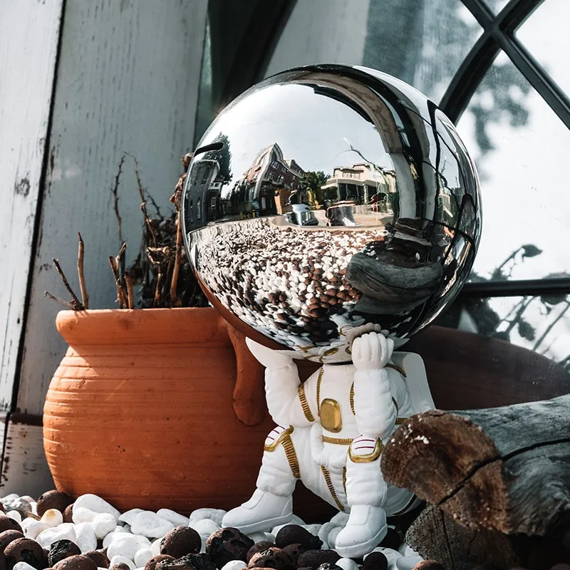 

Modern simple resin astronaut astronaut ornaments piggy bank adult children stainless steel money jar