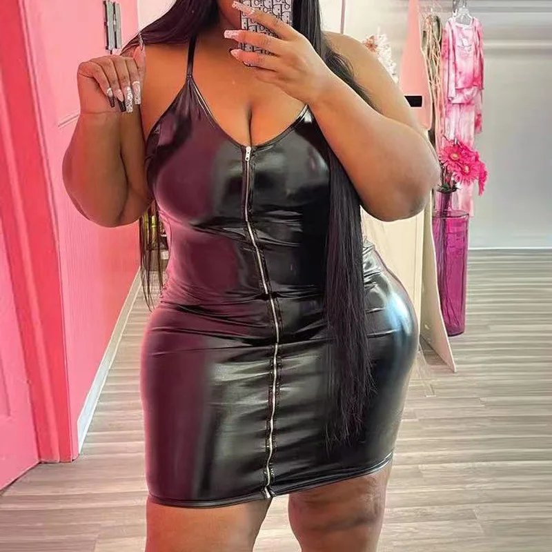 Женское мини-платье из пвх с открытой спиной