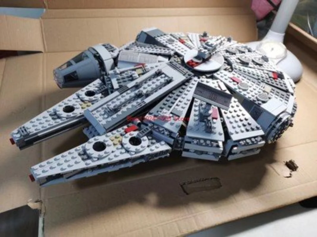 

1381 шт., Детский конструктор «Сокол Тысячелетия»