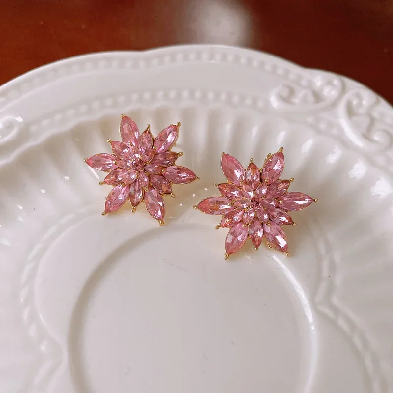 Женские серьги-подвески в виде розовых цветов