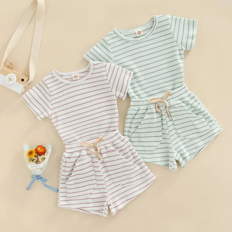 

Комплект из футболки с коротким рукавом и шортов с карманами для мальчиков и девочек